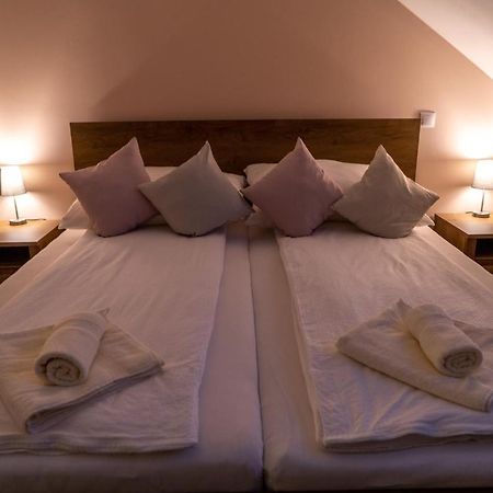 페치 Rozsa Etterem & Panzio B&B 외부 사진