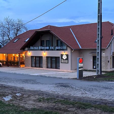 페치 Rozsa Etterem & Panzio B&B 외부 사진