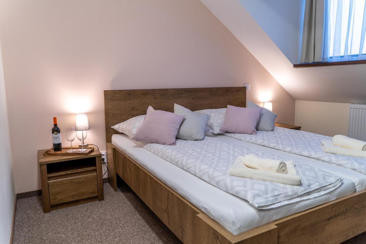 페치 Rozsa Etterem & Panzio B&B 외부 사진