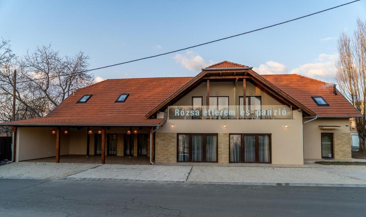 페치 Rozsa Etterem & Panzio B&B 외부 사진