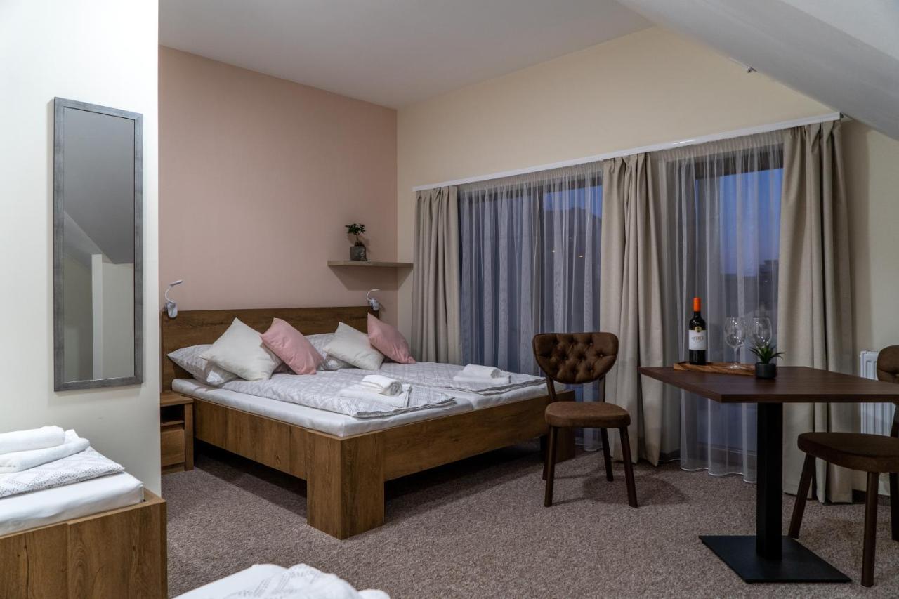 페치 Rozsa Etterem & Panzio B&B 외부 사진