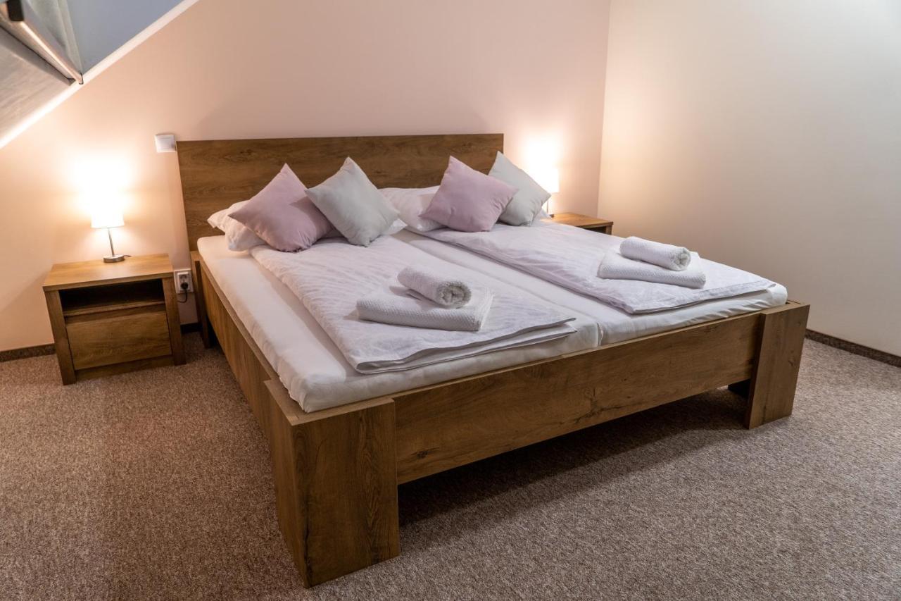 페치 Rozsa Etterem & Panzio B&B 외부 사진