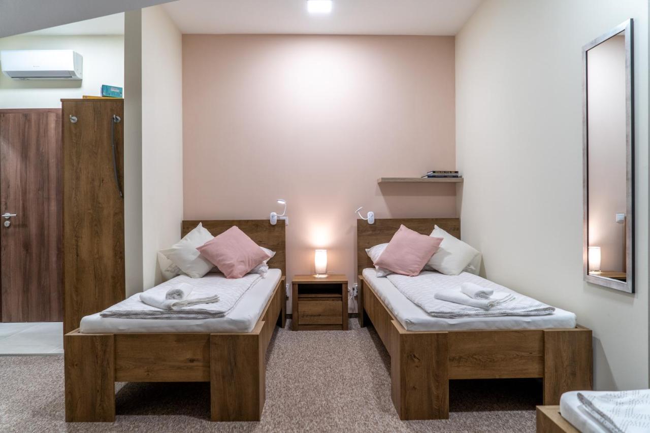 페치 Rozsa Etterem & Panzio B&B 외부 사진
