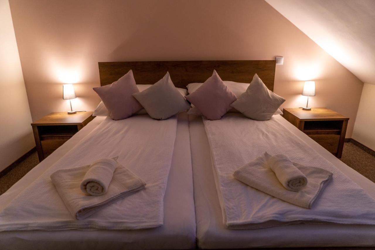 페치 Rozsa Etterem & Panzio B&B 외부 사진