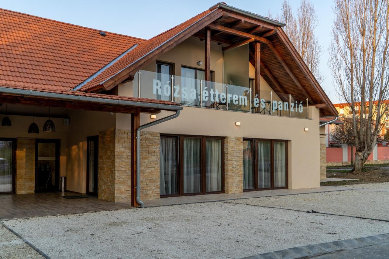 페치 Rozsa Etterem & Panzio B&B 외부 사진