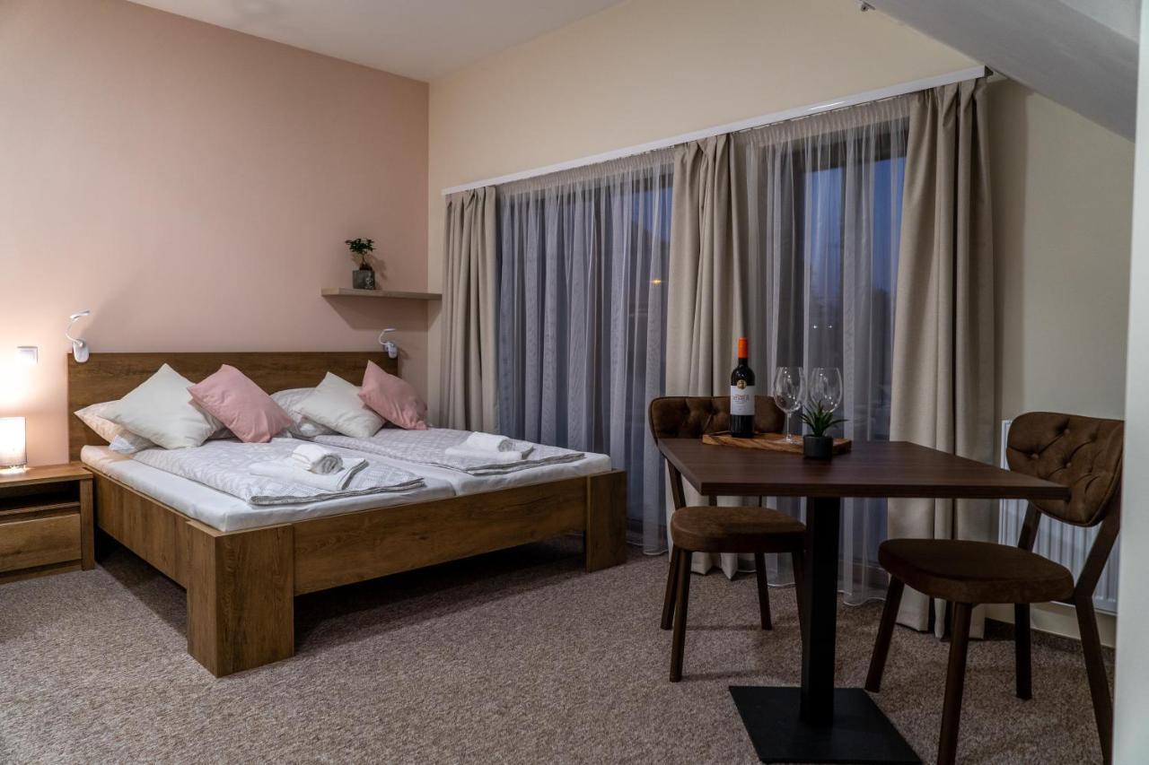 페치 Rozsa Etterem & Panzio B&B 외부 사진
