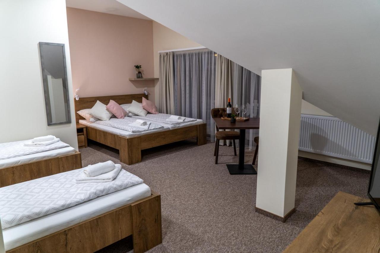 페치 Rozsa Etterem & Panzio B&B 외부 사진