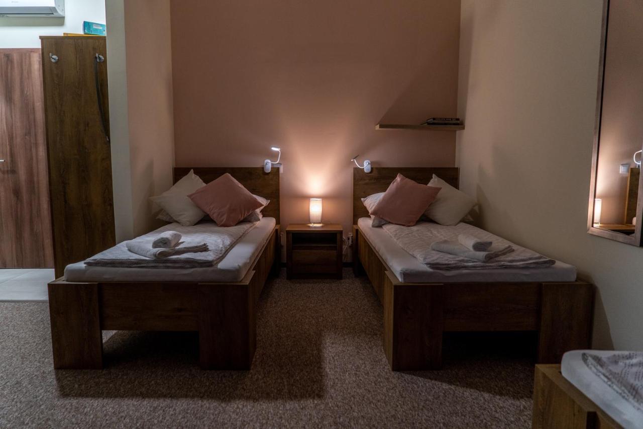 페치 Rozsa Etterem & Panzio B&B 외부 사진