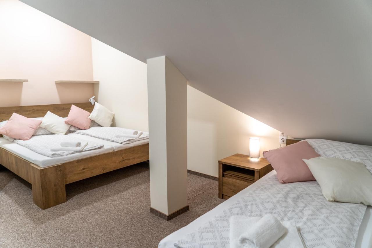 페치 Rozsa Etterem & Panzio B&B 외부 사진