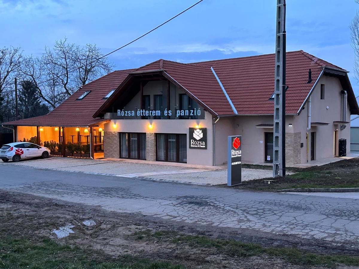 페치 Rozsa Etterem & Panzio B&B 외부 사진
